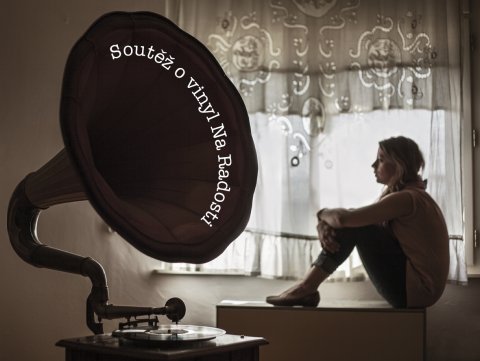 Chcete vyhrát první vylisovaný vinyl Na Radosti s osobním věnováním od Anet a vychutnat si tak příběhy inspirované divokou Šumavou u svého gramofonu?
